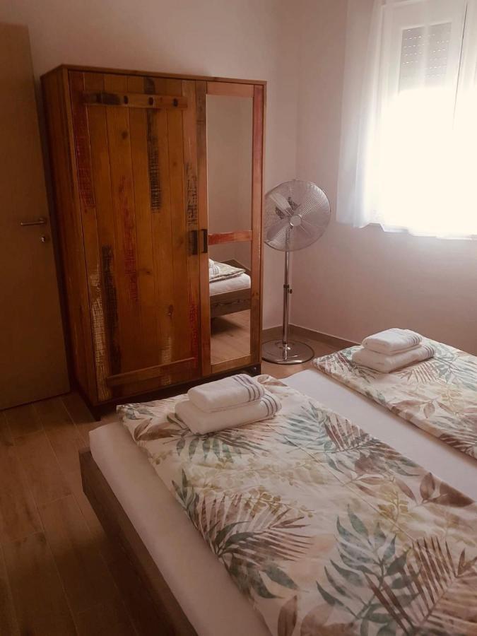 Apartmani Tin สตารีกราด-ปาเคลนีซา ภายนอก รูปภาพ