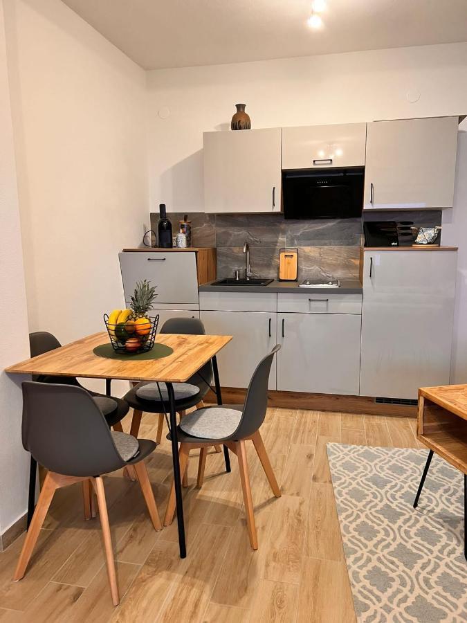 Apartmani Tin สตารีกราด-ปาเคลนีซา ภายนอก รูปภาพ