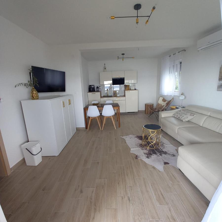 Apartmani Tin สตารีกราด-ปาเคลนีซา ภายนอก รูปภาพ